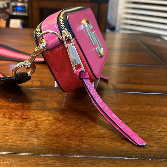 Fun pink, red & black Marc Jacobs with matching striped adjustable guitar strap - Picture 4 of 14